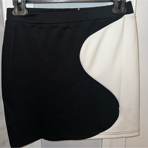 Brand new stretchy black mini skirt with white wave pattern - Picture 2 of 4